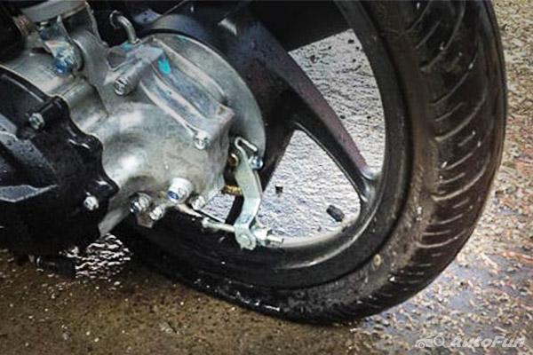 Detail Foto Ban Motor Bocor Di Bengkel Nomer 11