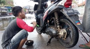 Detail Foto Ban Motor Bocor Di Bengkel Nomer 26