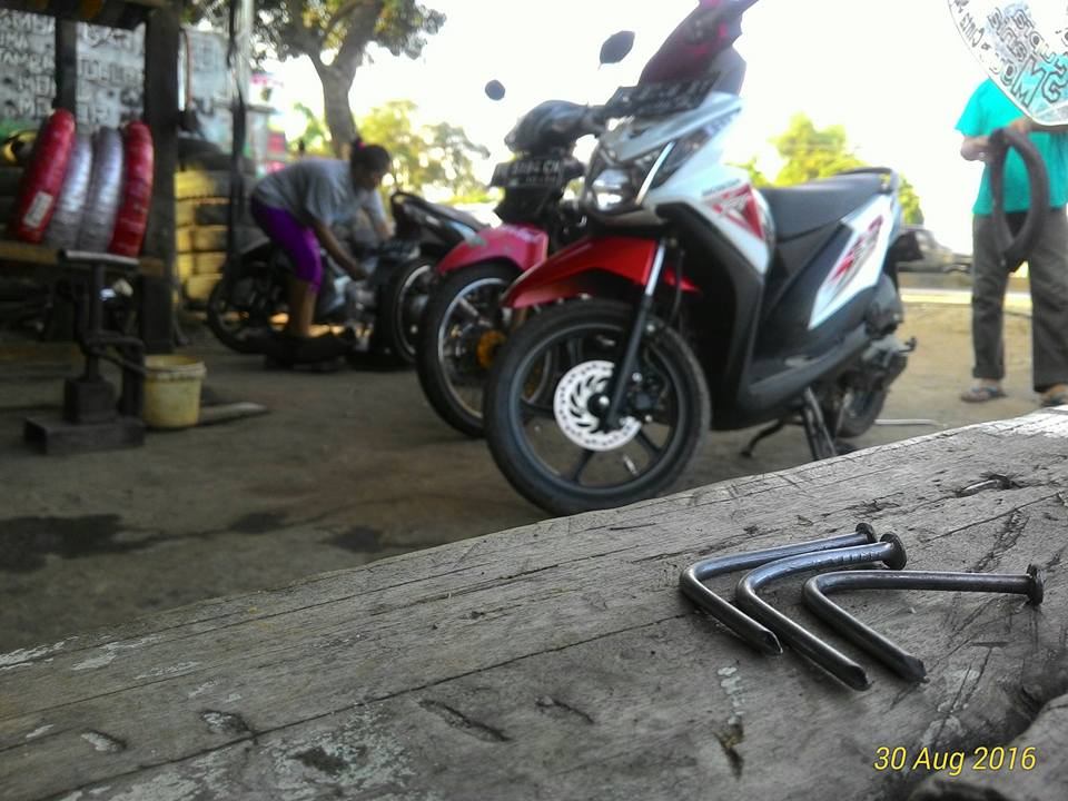 Detail Foto Ban Motor Bocor Di Bengkel Nomer 42