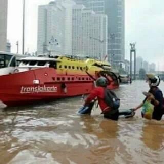 Detail Foto Banjir Lucu Nomer 4