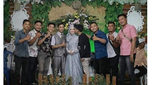 Foto Bareng Pengantin - KibrisPDR