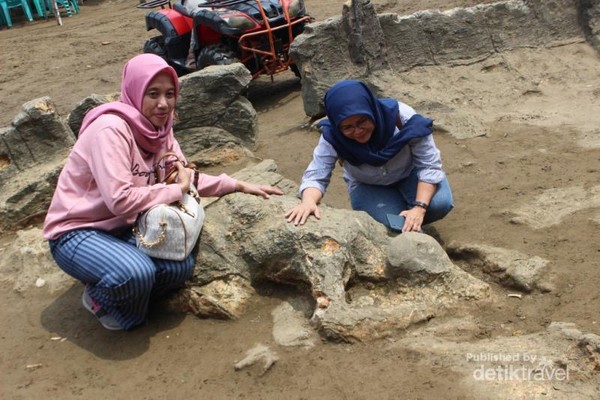 Detail Foto Batu Malin Kundang Nomer 22