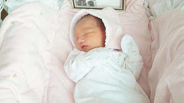 Detail Foto Bayi Baru Lahir Perempuan Nomer 12