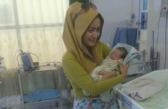 Detail Foto Bayi Baru Lahir Perempuan Nomer 33