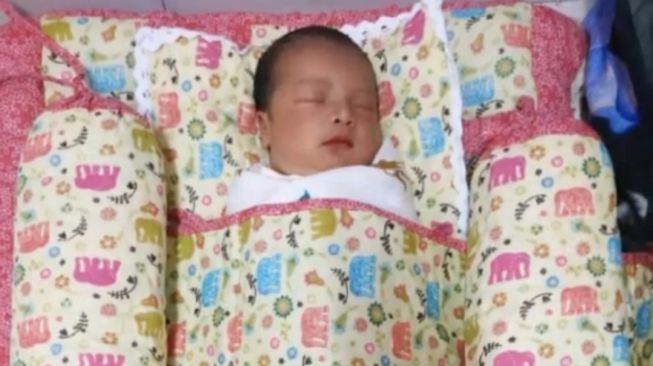 Detail Foto Bayi Laki Nomer 17