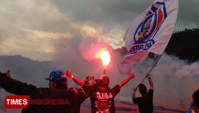 Detail Foto Bendera Arema Nomer 43