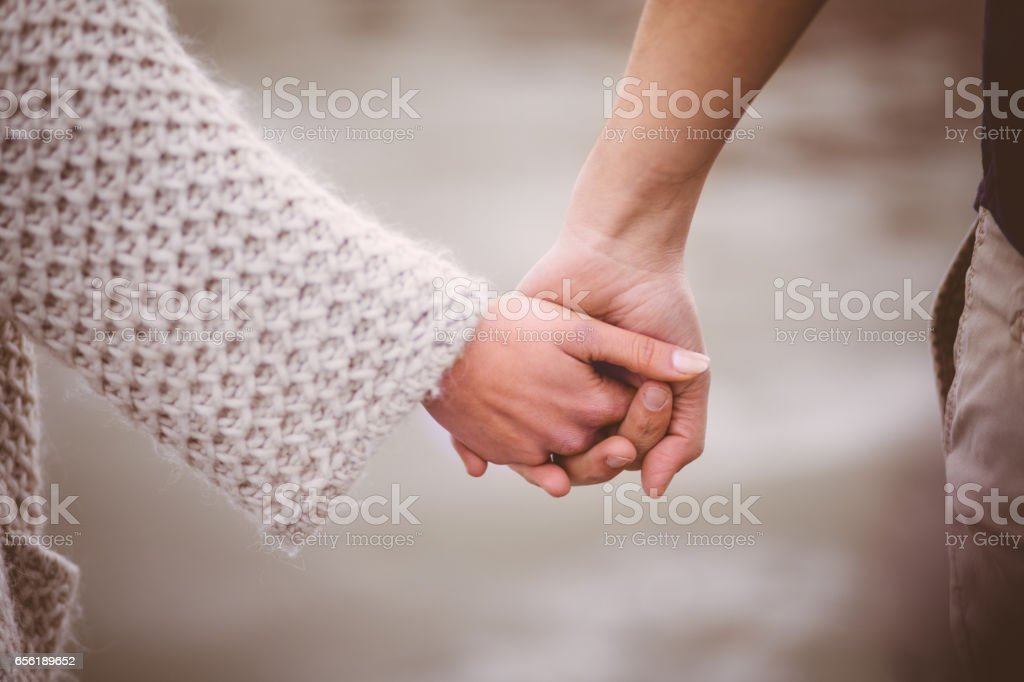 Detail Foto Berpegangan Tangan Romantis Nomer 28
