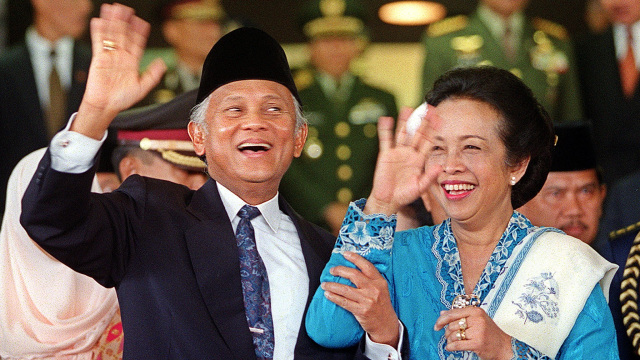 Detail Foto Bj Habibie Dan Ainun Nomer 18