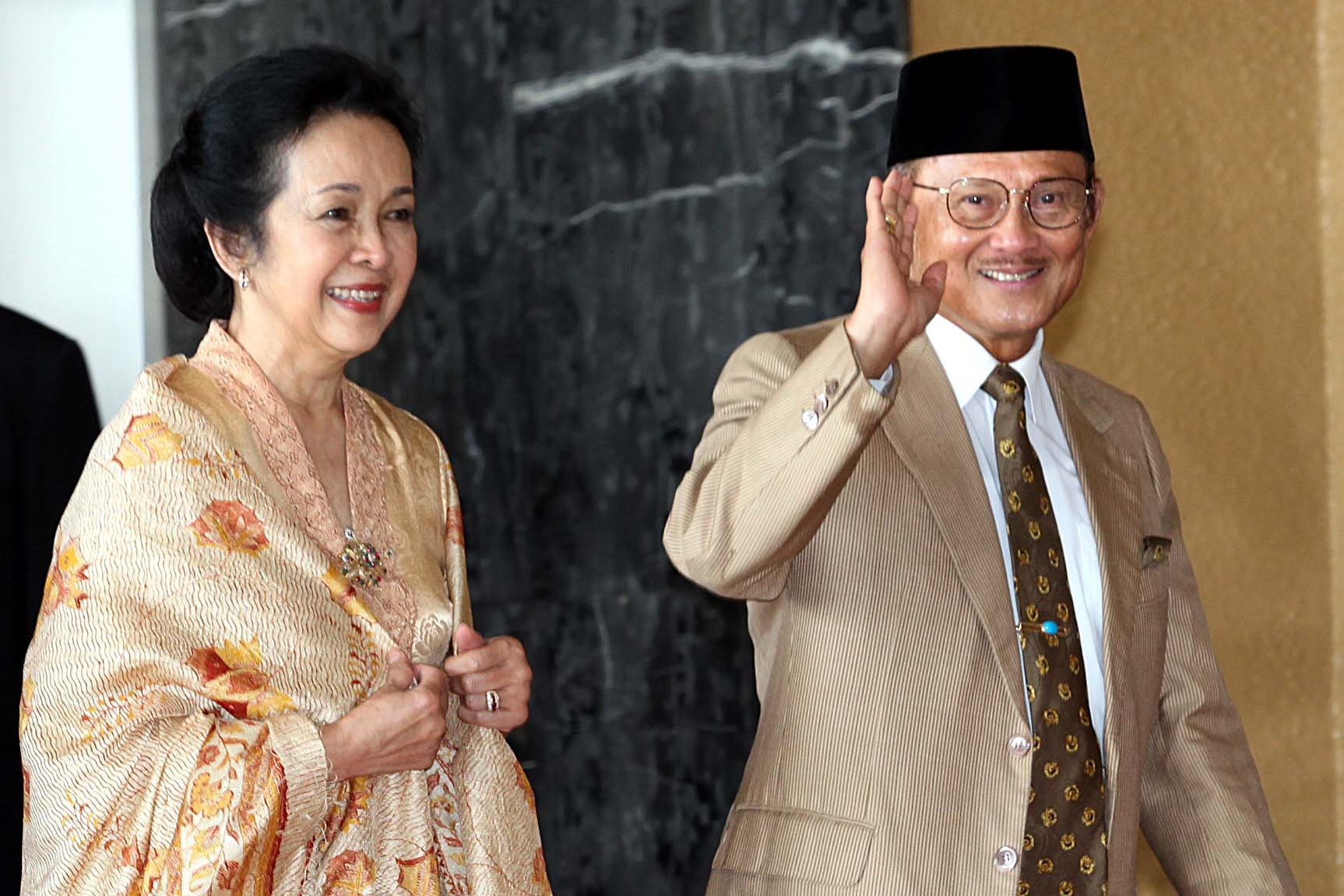 Detail Foto Bj Habibie Dan Ainun Nomer 4