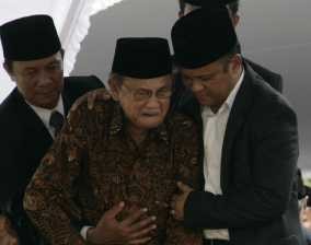 Detail Foto Bj Habibie Dan Ainun Nomer 52