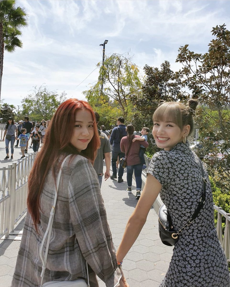 Detail Foto Blackpink Lisa Dan Jisoo Nomer 44