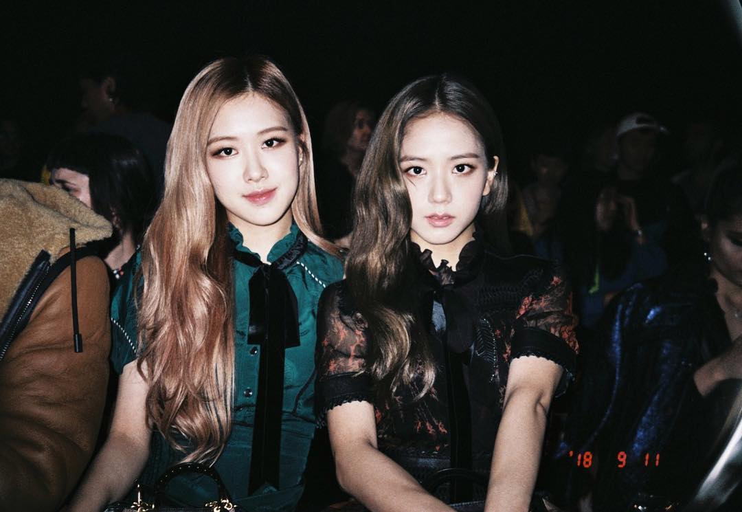 Detail Foto Blackpink Rose Dan Jisoo Nomer 31