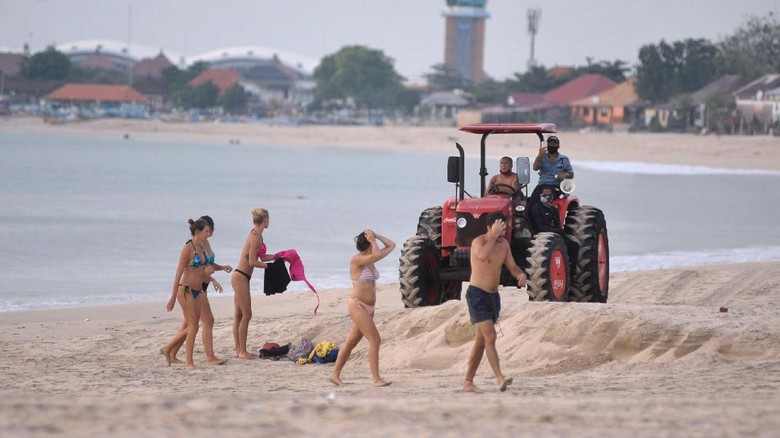 Detail Foto Bule Di Pantai Kuta Nomer 13