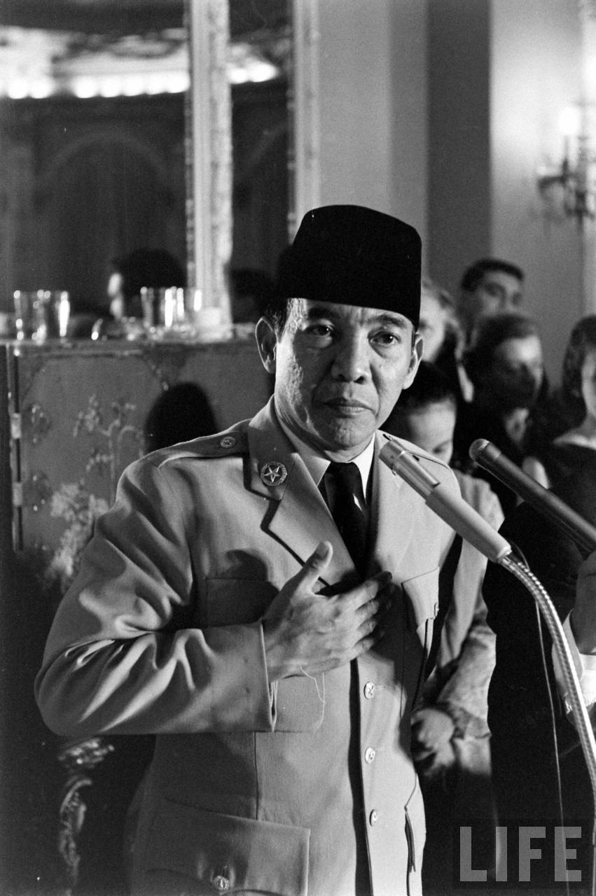 Detail Foto Bung Karno Pidato Nomer 44