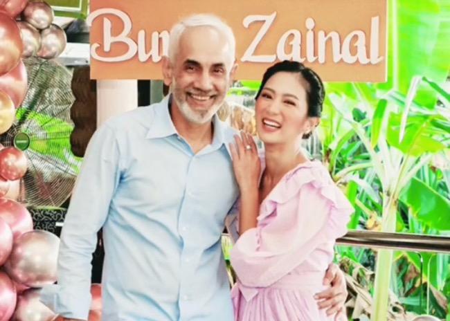 Detail Foto Bunga Zainal Dan Suami Nomer 47