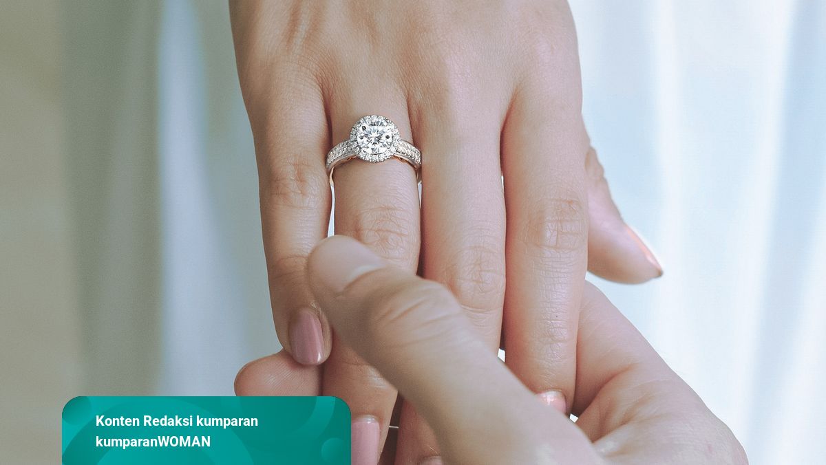 Detail Foto Cincin Lamaran Di Tangan Nomer 25