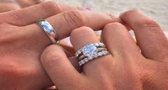 Detail Foto Cincin Lamaran Di Tangan Nomer 41