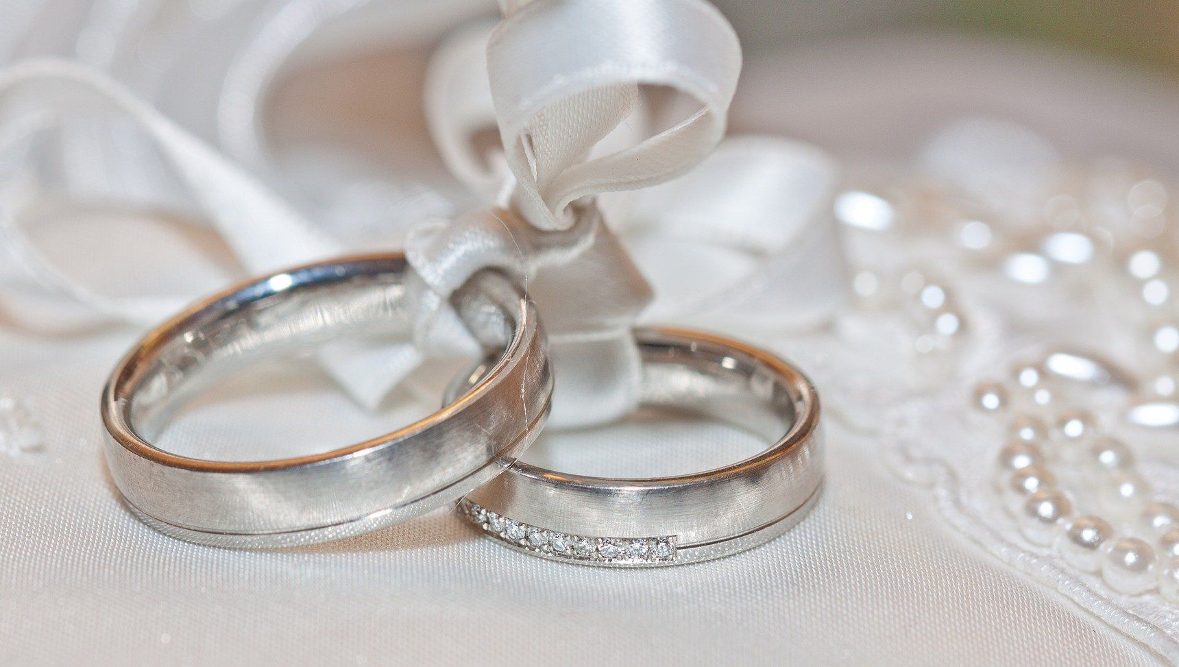 Detail Foto Cincin Tunangan Di Jari Nomer 2