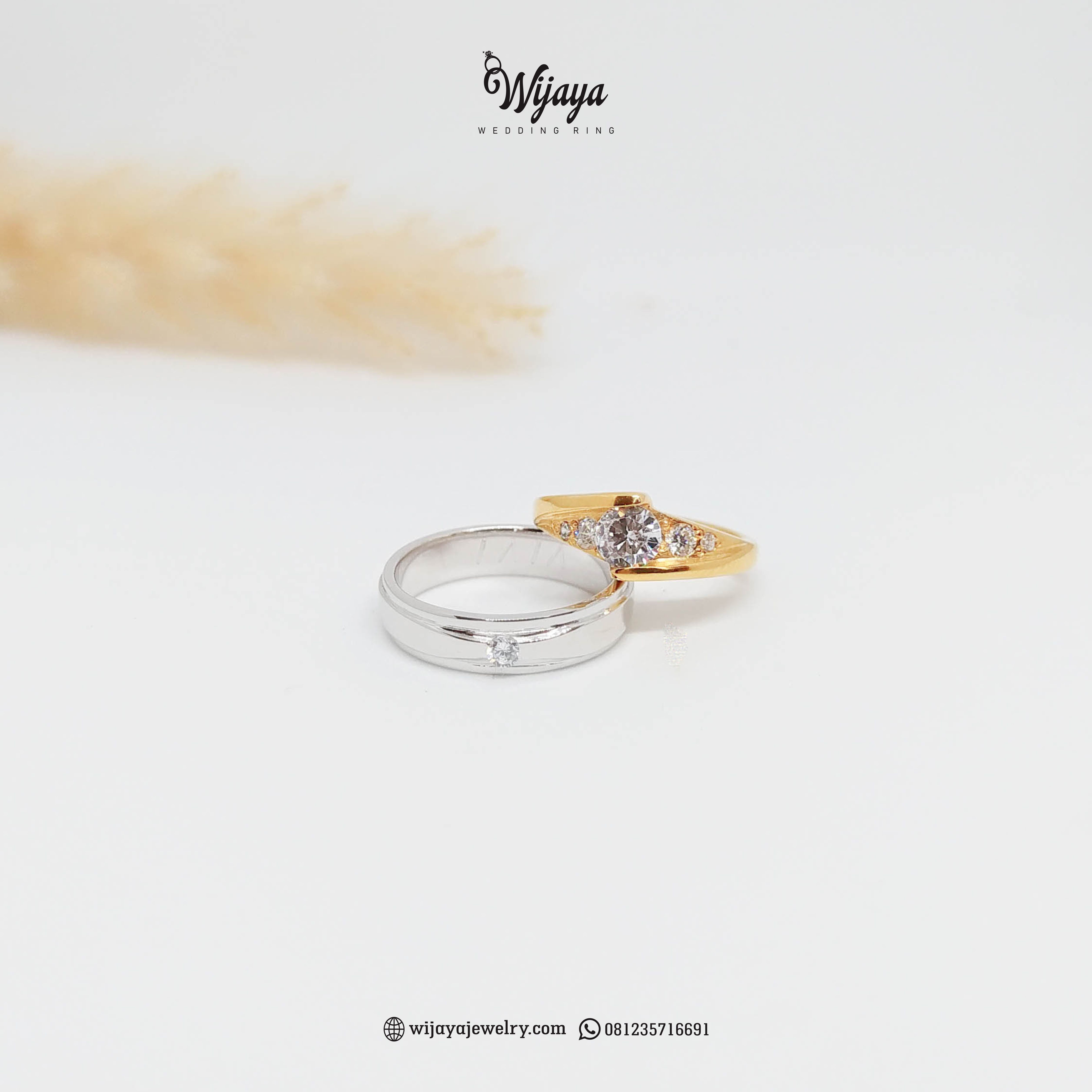 Detail Foto Cincin Tunangan Di Jari Nomer 19