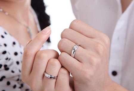 Detail Foto Cincin Tunangan Di Jari Nomer 23