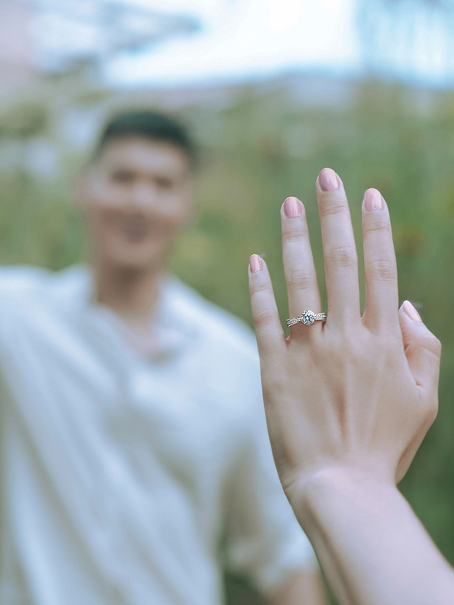 Detail Foto Cincin Tunangan Di Jari Nomer 30