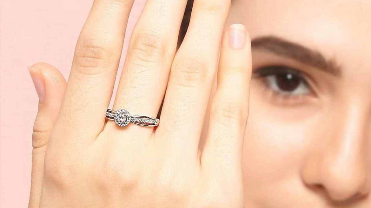 Detail Foto Cincin Tunangan Di Jari Nomer 38