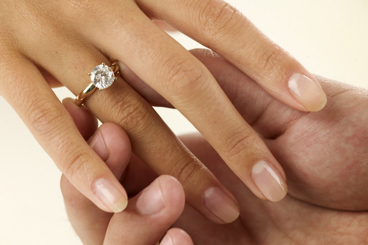 Detail Foto Cincin Tunangan Di Jari Nomer 44