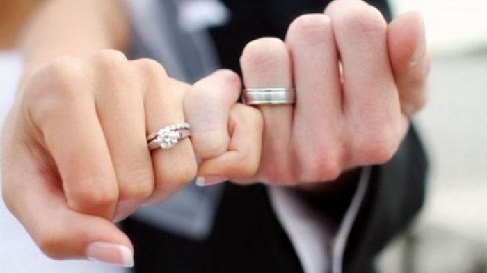 Detail Foto Cincin Tunangan Di Jari Nomer 6