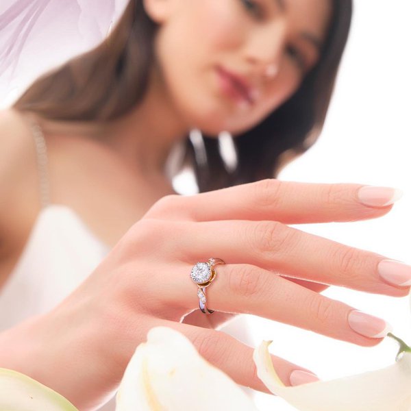 Detail Foto Cincin Tunangan Di Jari Nomer 47