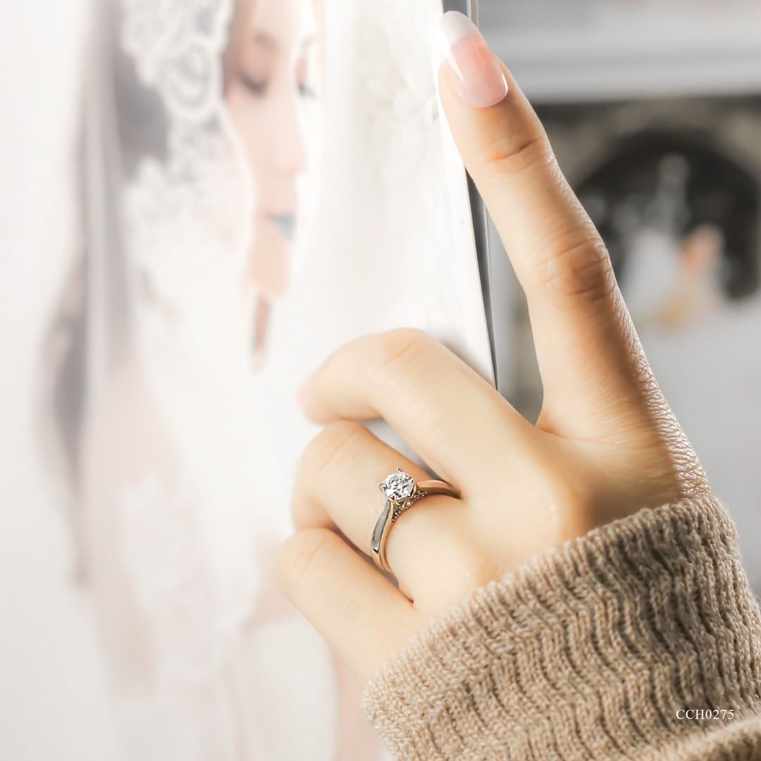 Detail Foto Cincin Tunangan Di Jari Nomer 48