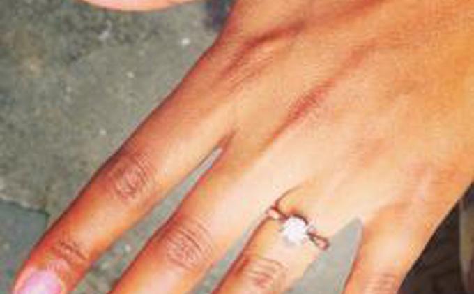 Detail Foto Cincin Tunangan Di Jari Nomer 52