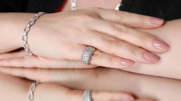 Detail Foto Cincin Tunangan Di Jari Nomer 53