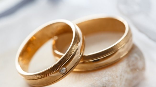 Detail Foto Cincin Tunangan Nomer 18