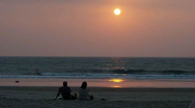 Detail Foto Couple Di Pantai Nomer 12