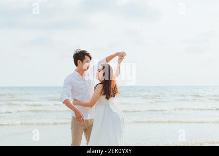 Detail Foto Couple Di Pantai Nomer 32