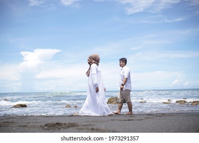 Detail Foto Couple Di Pantai Nomer 43