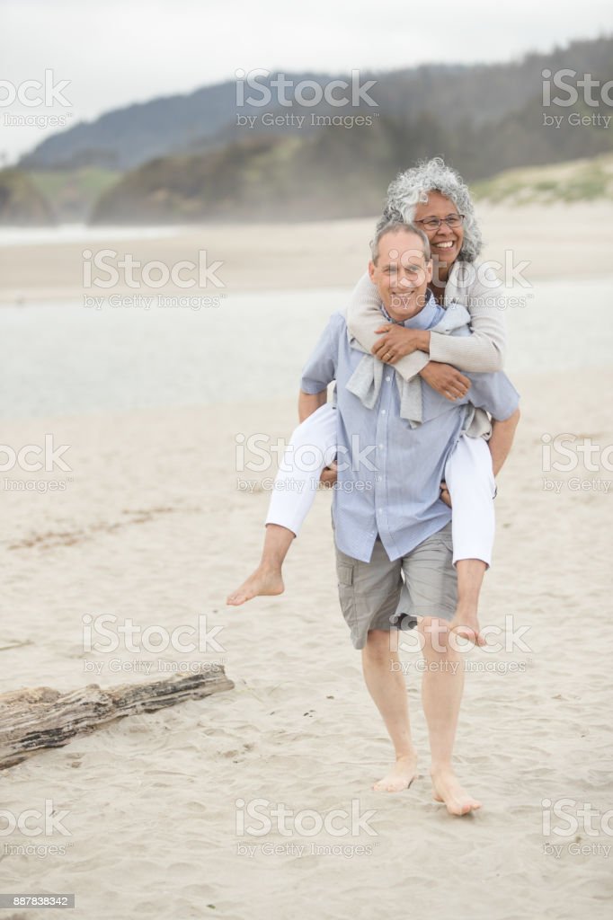 Detail Foto Couple Di Pantai Nomer 44