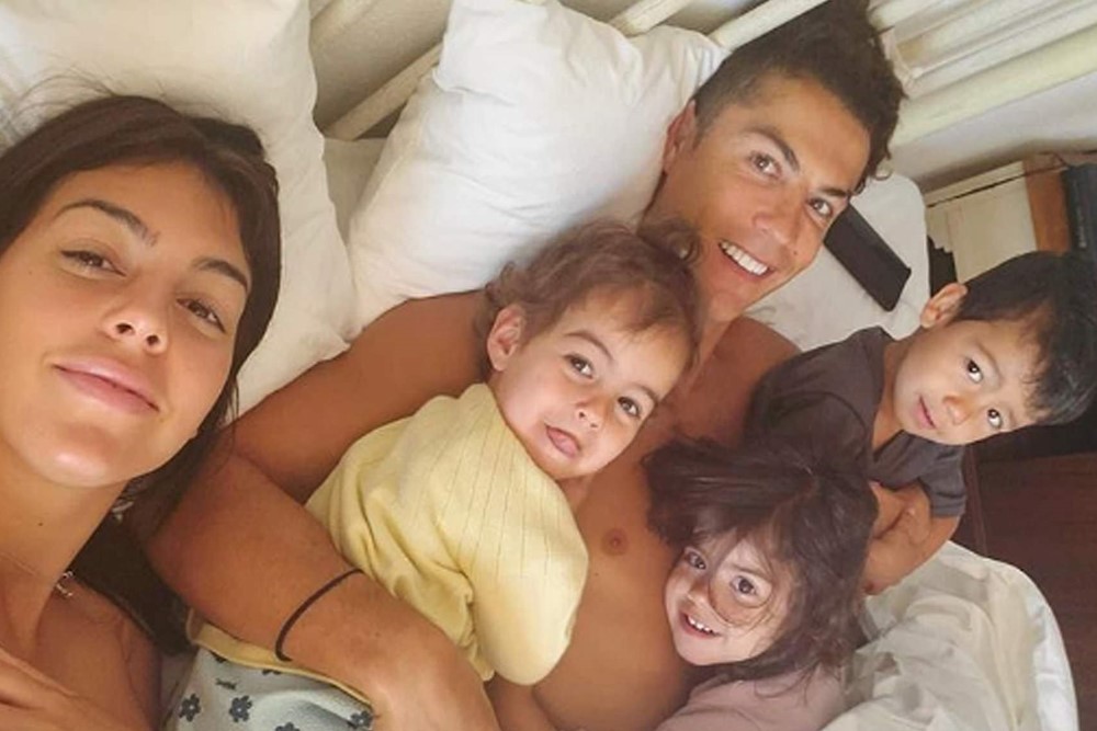 Detail Foto Cristiano Ronaldo Dan Pacar Nomer 26