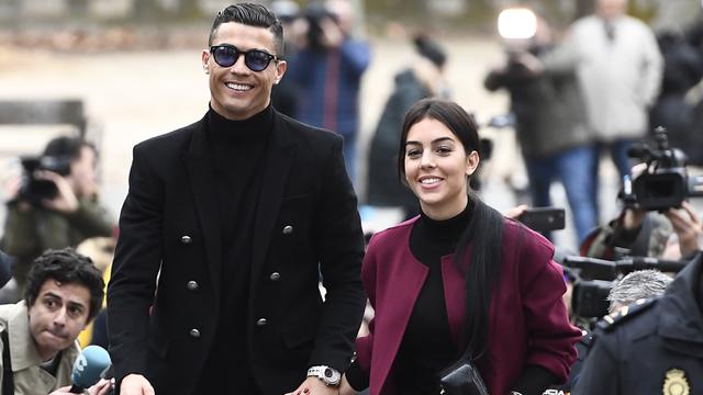 Detail Foto Cristiano Ronaldo Dan Pacar Nomer 45