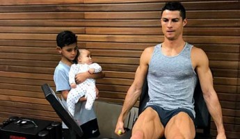 Detail Foto Cristiano Ronaldo Dan Pacar Nomer 46