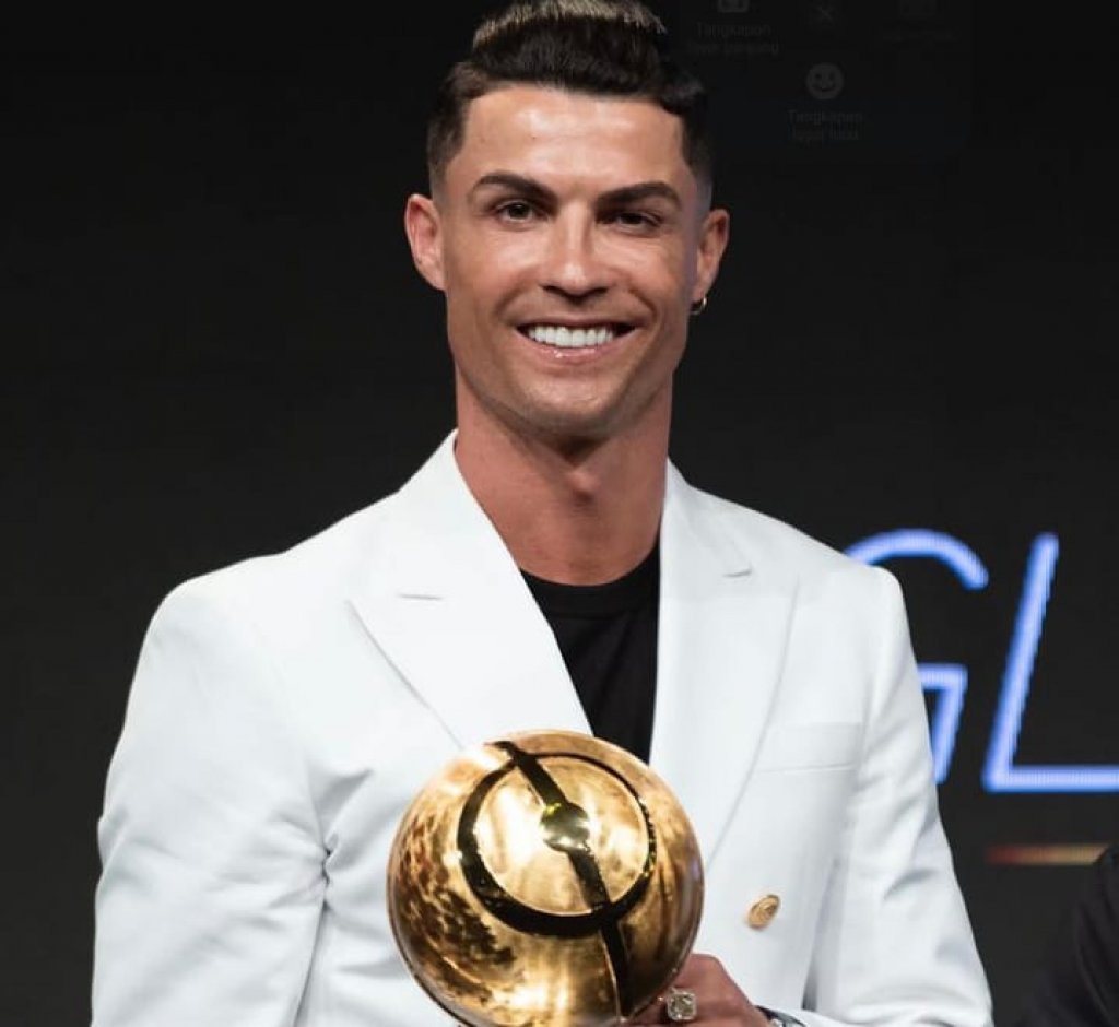 Detail Foto Cristiano Ronaldo Keren Nomer 16