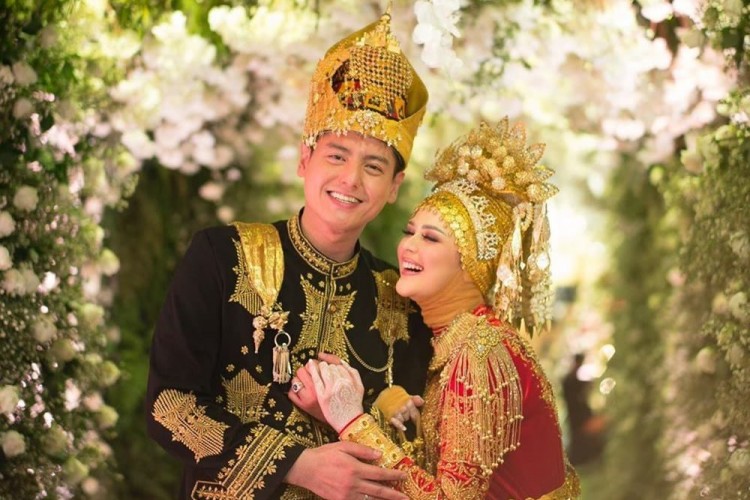 Detail Foto Cut Meyriska Dan Roger Danuarta Menikah Nomer 2