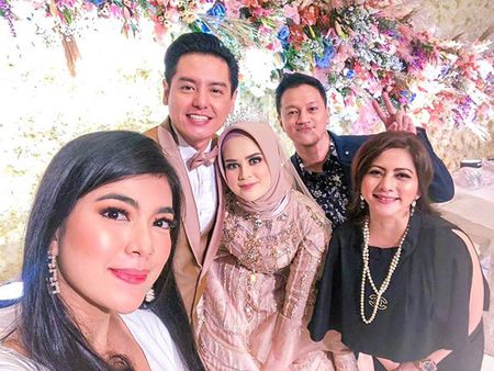 Detail Foto Cut Meyriska Dan Roger Danuarta Menikah Nomer 19