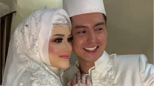 Detail Foto Cut Meyriska Dan Roger Danuarta Menikah Nomer 34