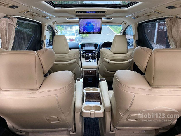 Detail Foto Dalam Mobil Alphard Nomer 30