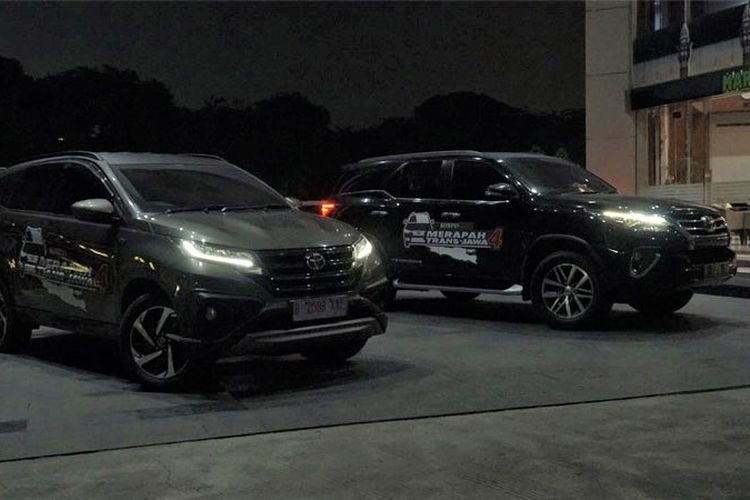 Detail Foto Dalam Mobil Fortuner Malam Hari Nomer 16