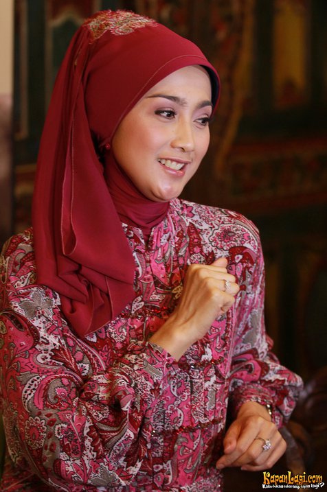 Detail Foto Desy Ratnasari Berhijab Nomer 2