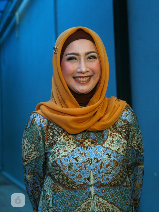 Detail Foto Desy Ratnasari Berhijab Nomer 11