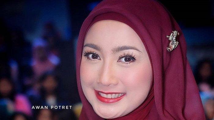 Detail Foto Desy Ratnasari Berhijab Nomer 33