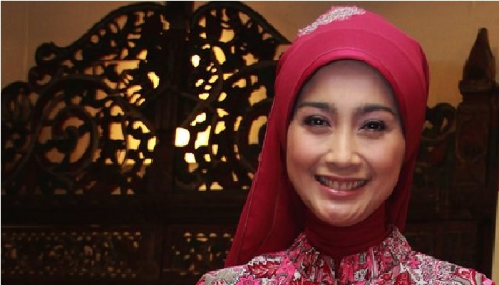 Detail Foto Desy Ratnasari Berhijab Nomer 47